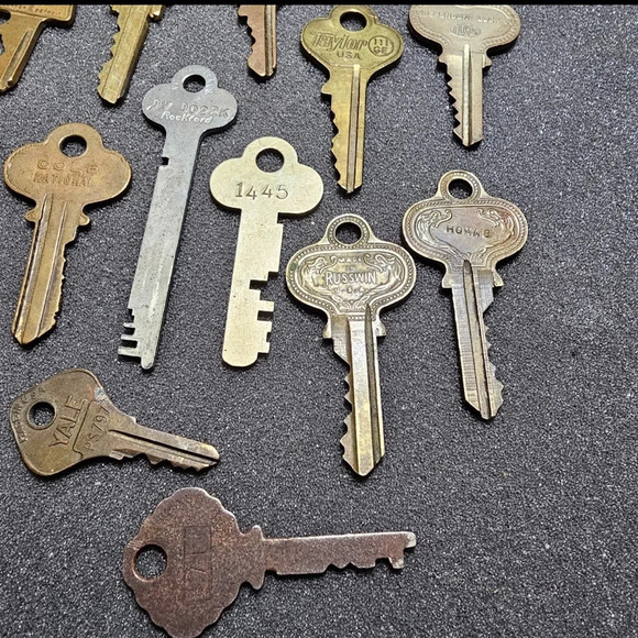 Lot Of 30 Vintage Keys Different Size Brand Color And Metals - Picture 2 of 7